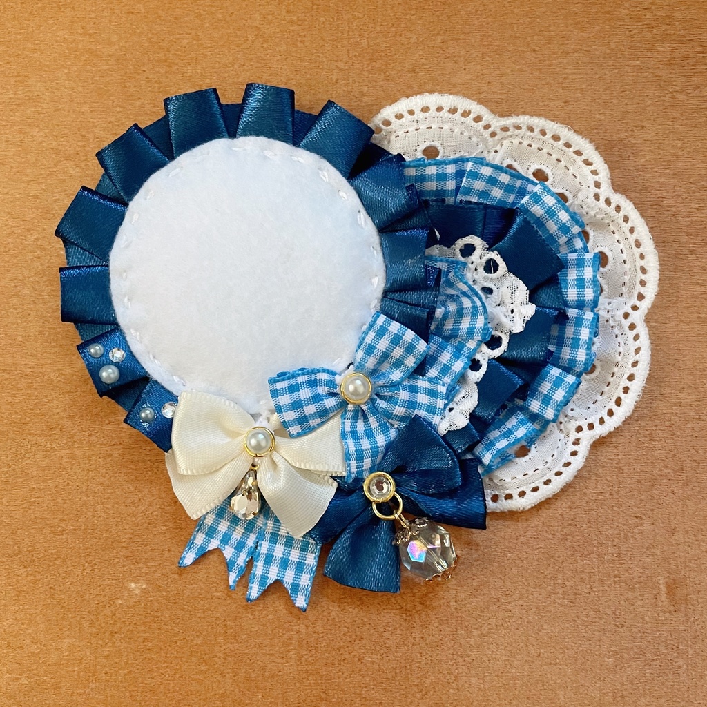 キーホルダーも付けられるハート型 缶バッジロゼット ブルー ギンガムチェック