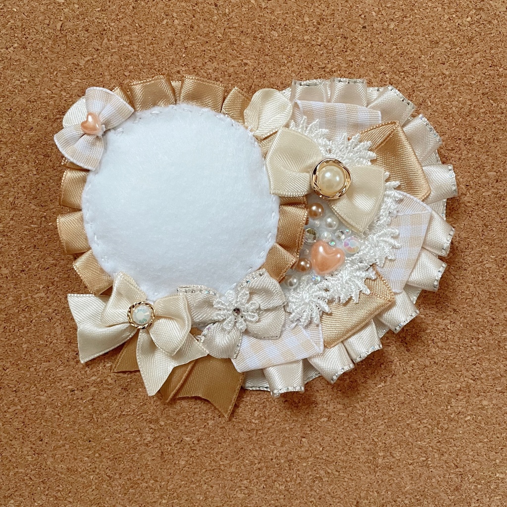 キーホルダーも付けられる ハート型缶バッジロゼット カードケース ベージュ ベア