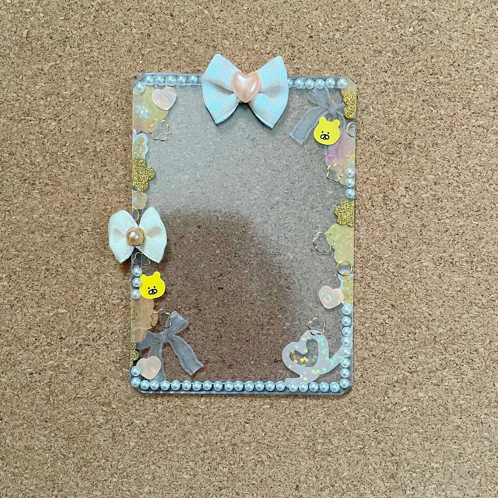 キーホルダーも付けられる ハート型缶バッジロゼット カードケース ベージュ ベア