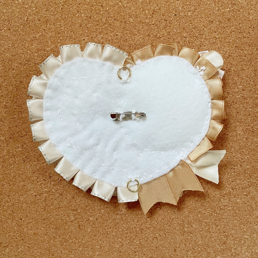 キーホルダーも付けられる ハート型缶バッジロゼット カードケース ベージュ ベア