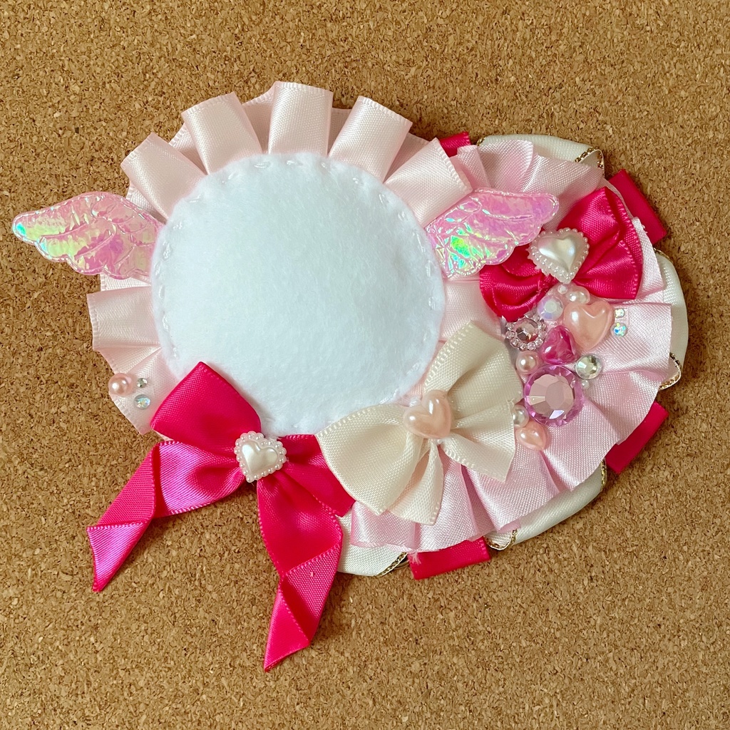 キーホルダーも付けられる ハート型缶バッジロゼット カードケース ピンク天使