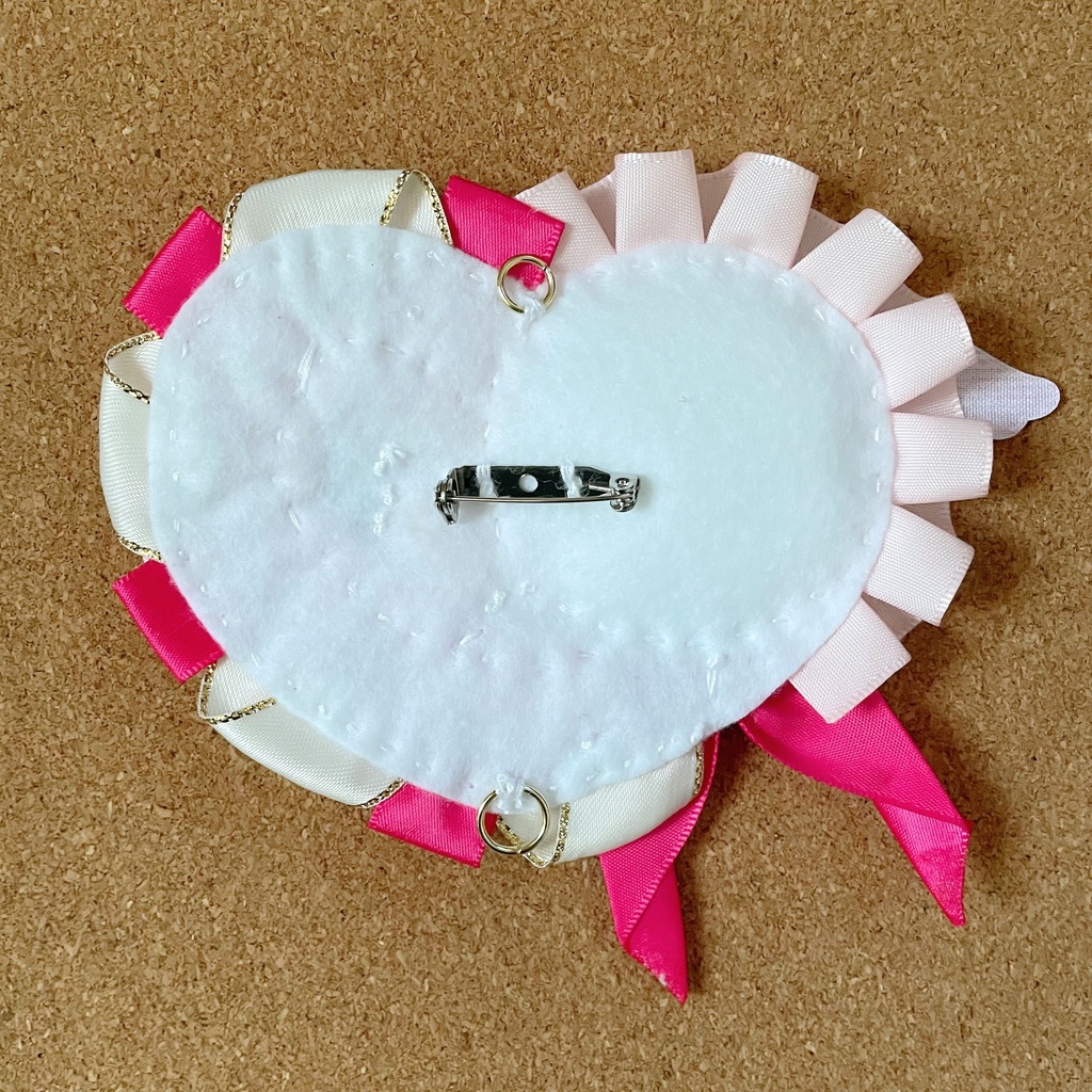 キーホルダーも付けられる ハート型缶バッジロゼット カードケース ピンク天使