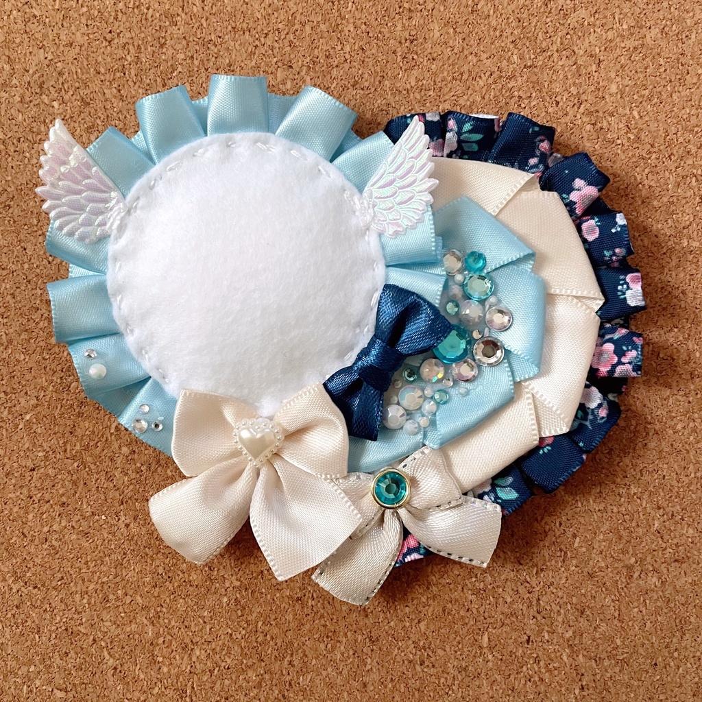 キーホルダーも付けられる ハート型缶バッジロゼット カードケース ブルー天使