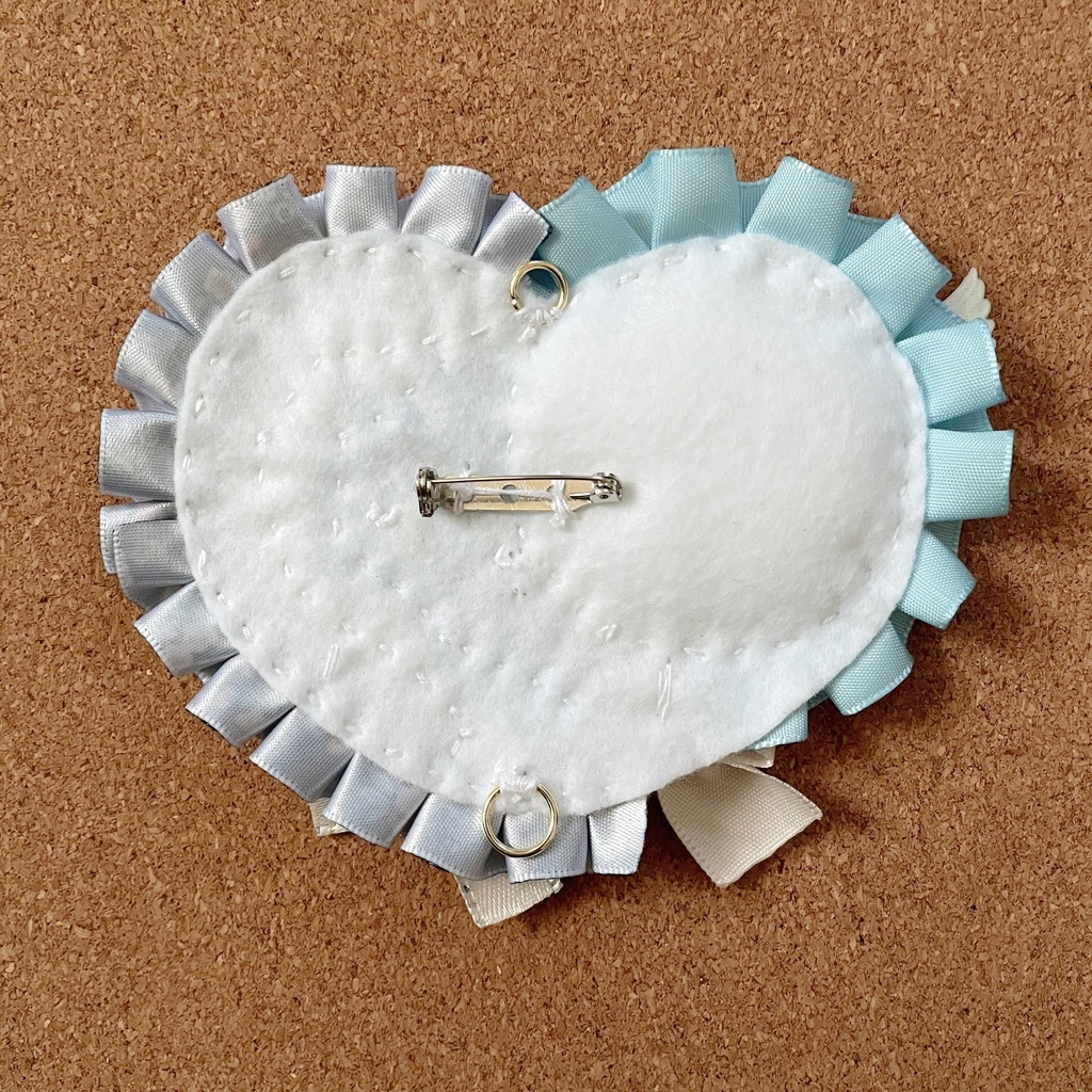 キーホルダーも付けられる ハート型缶バッジロゼット カードケース ブルー天使