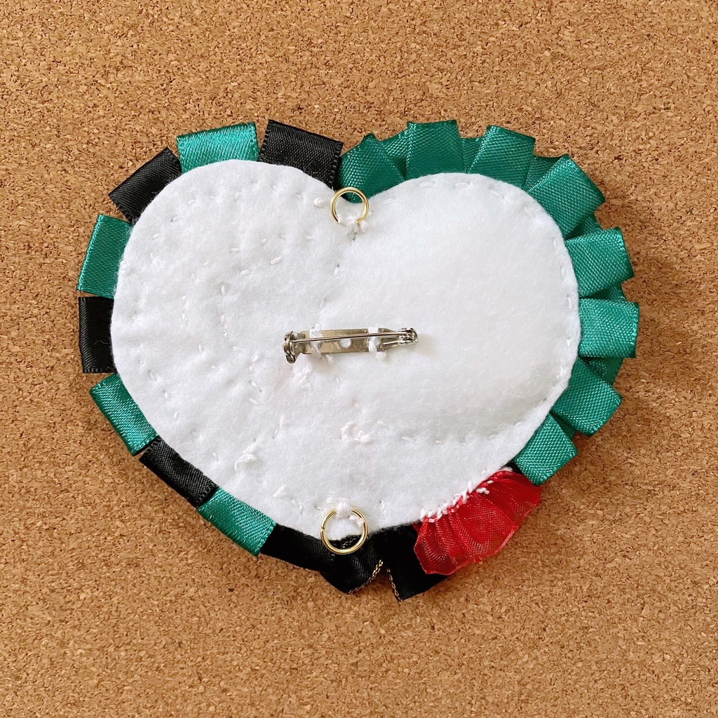 キーホルダーも付けられる ハート型缶バッジロゼット カードケース ゴシックローズ