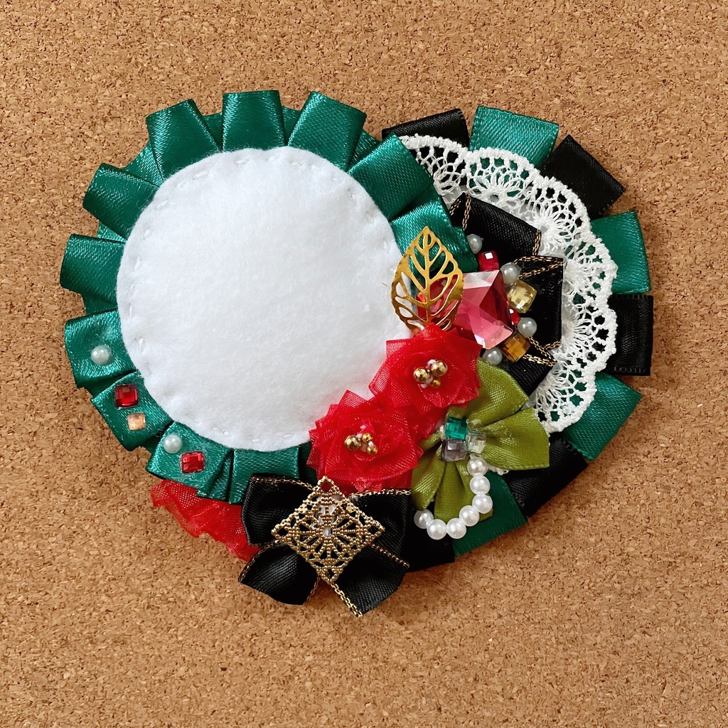 キーホルダーも付けられる ハート型缶バッジロゼット カードケース ゴシックローズ