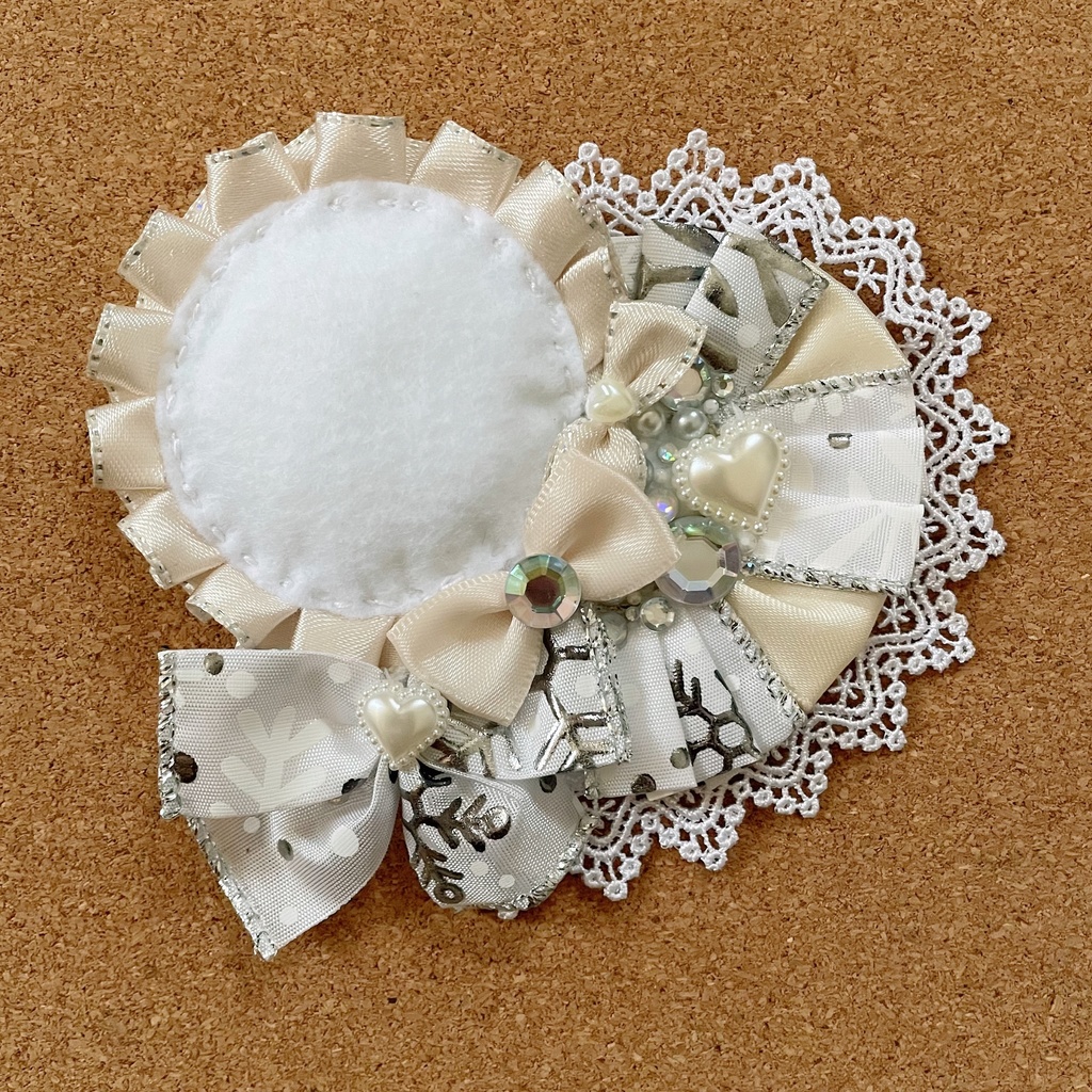 キーホルダーも付けられる ハート型缶バッジロゼット カードケース ホワイトスノー