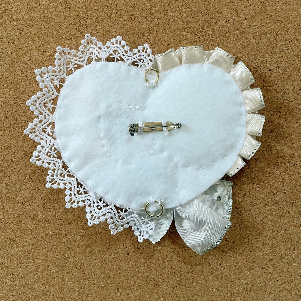 キーホルダーも付けられる ハート型缶バッジロゼット カードケース ホワイトスノー