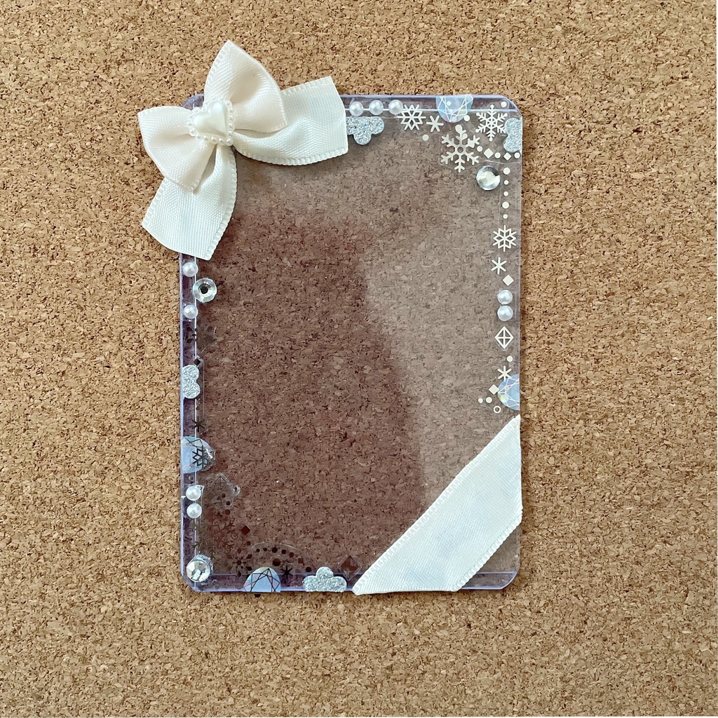 キーホルダーも付けられる ハート型缶バッジロゼット カードケース ホワイトスノー