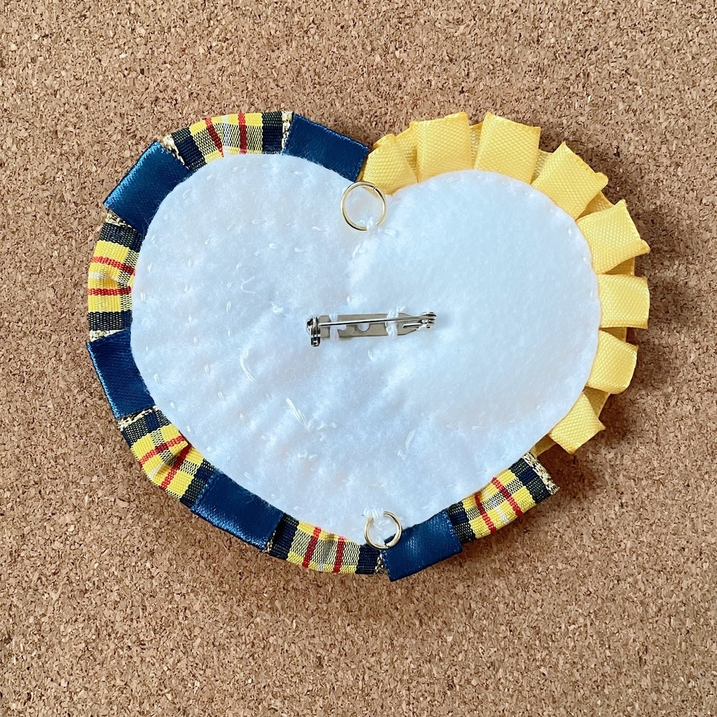 キーホルダー付けられる ハート型缶バッジロゼット カードケース イエローチェック