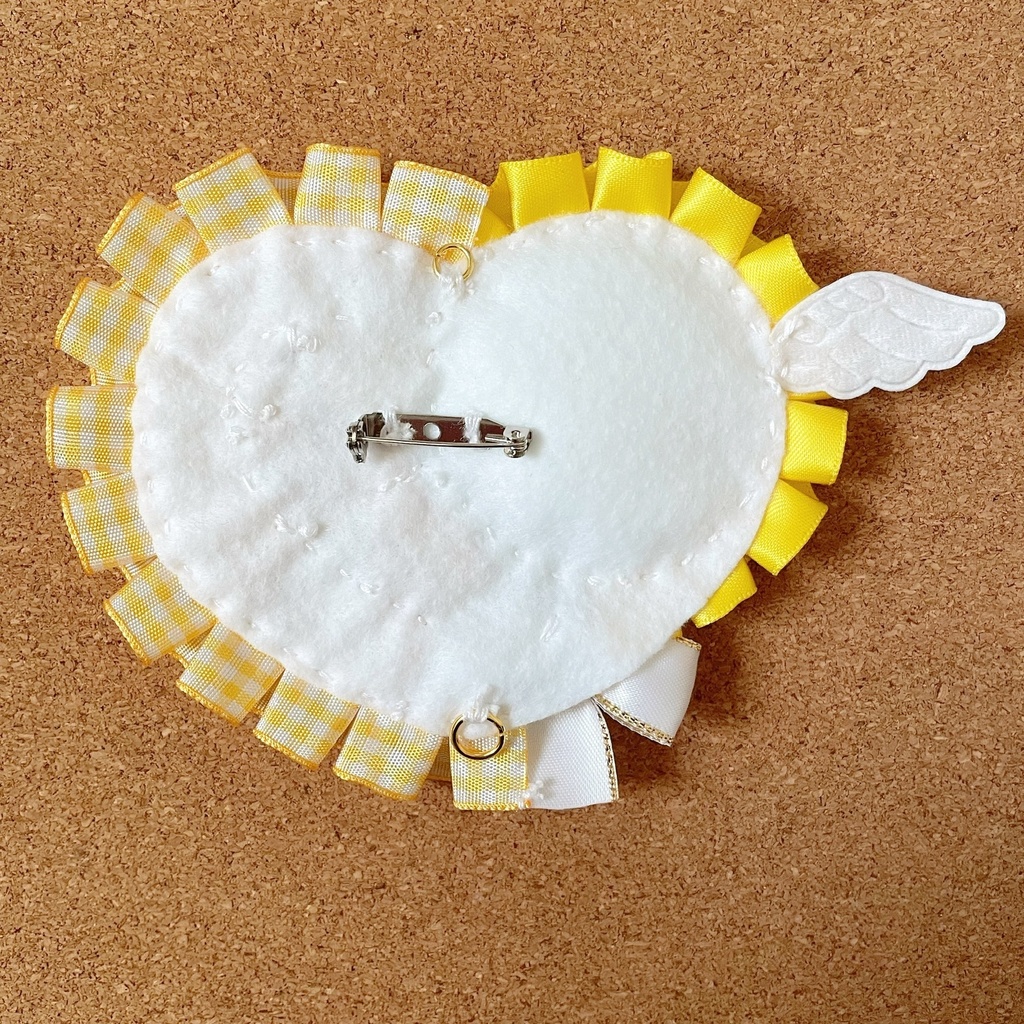 キーホルダーも付けられる ハート型缶バッジロゼット カードケース イエロー天使