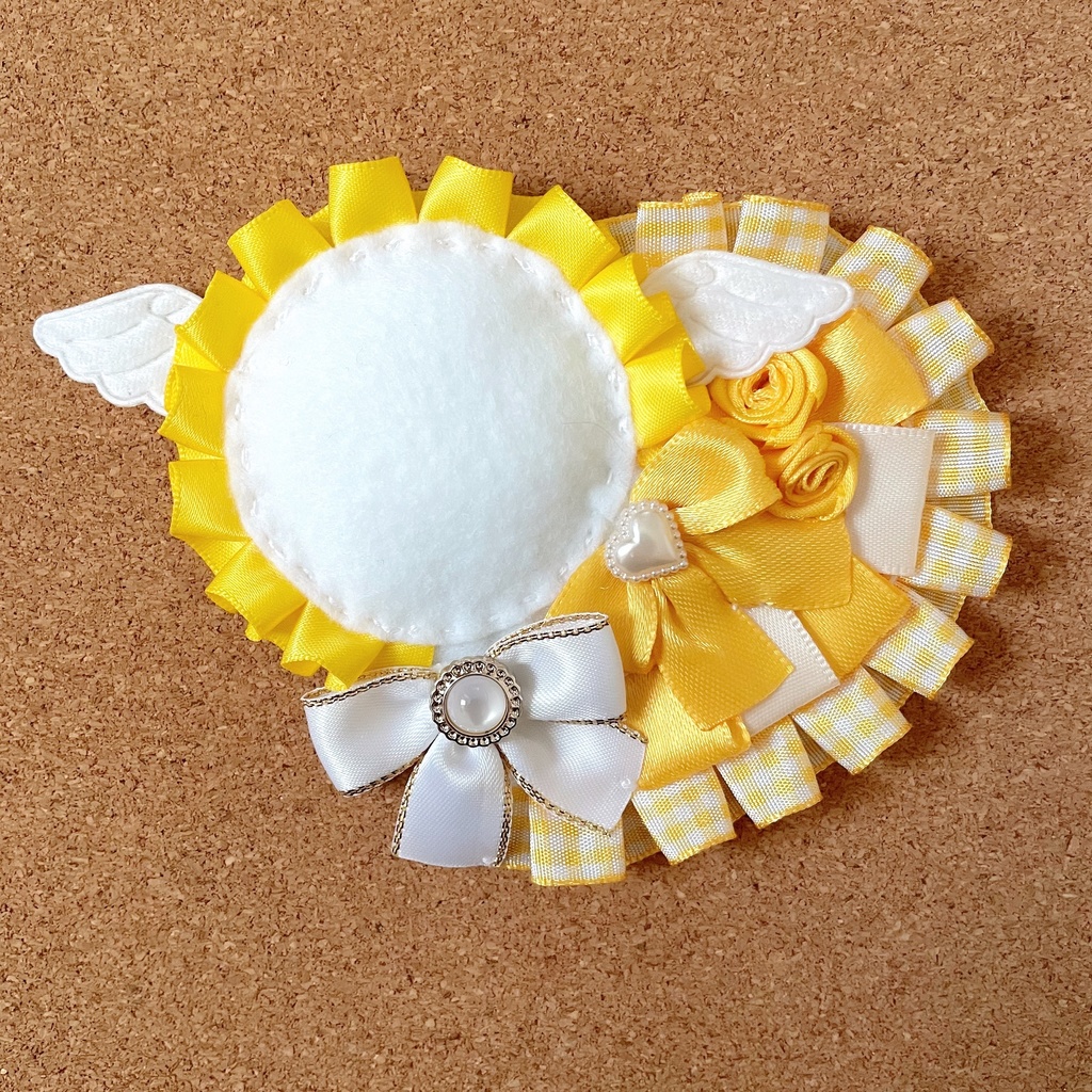 キーホルダーも付けられる ハート型缶バッジロゼット カードケース イエロー天使