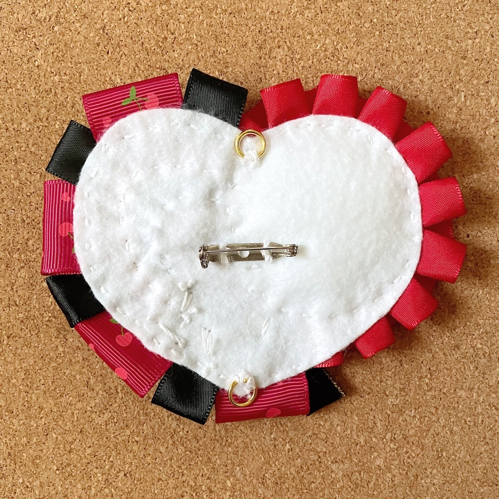 キーホルダー付けられる ハート型缶バッジロゼット カードケース レッド チェリー