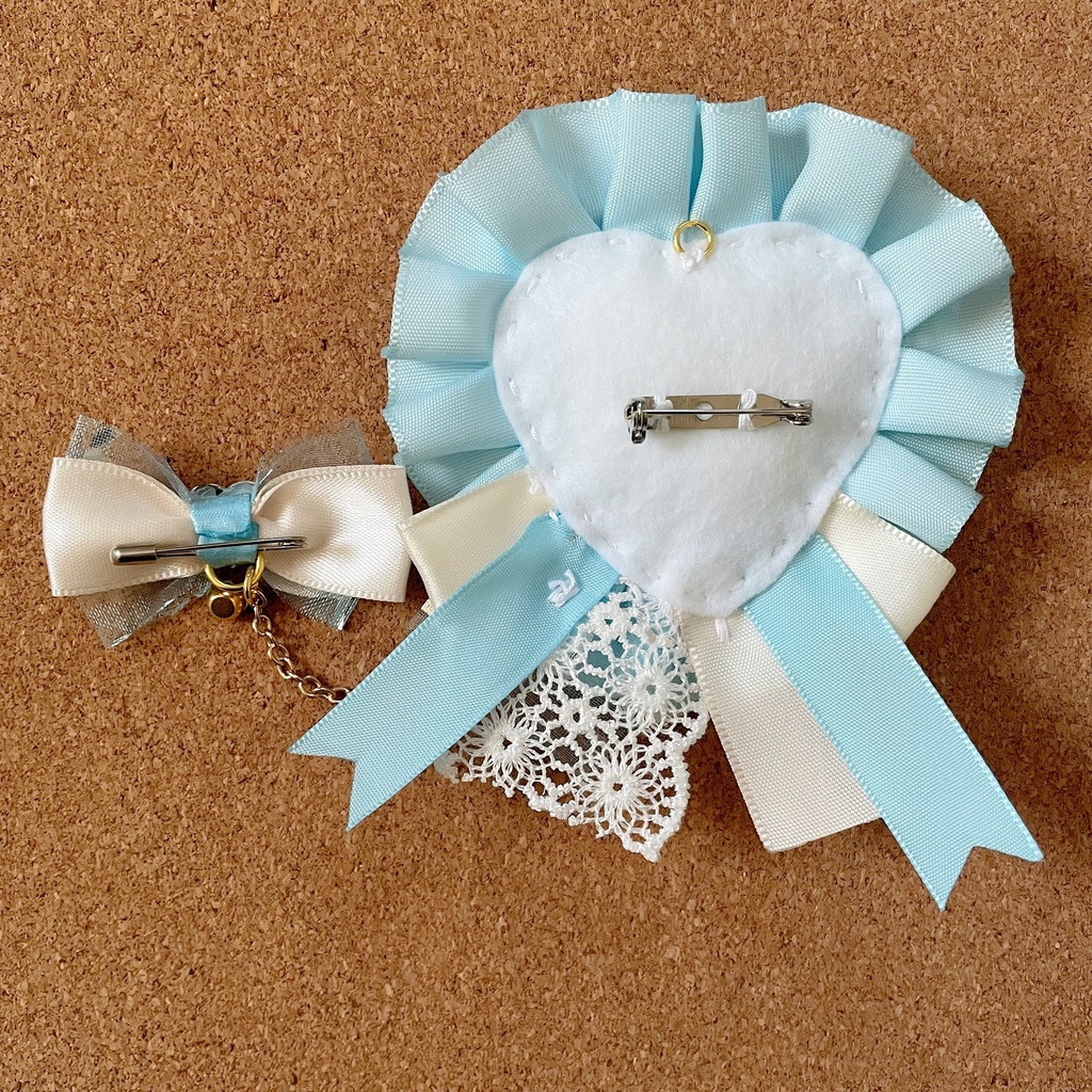 キーホルダーもつけられる ハート缶バッジロゼット ブルー ハートチュール