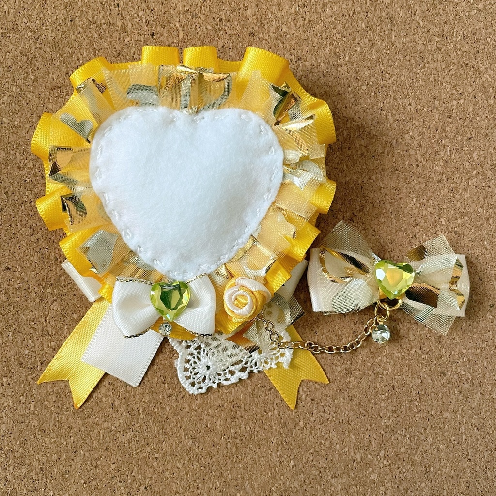 キーホルダーもつけられる ハート缶バッジロゼット イエロー ハートチュール