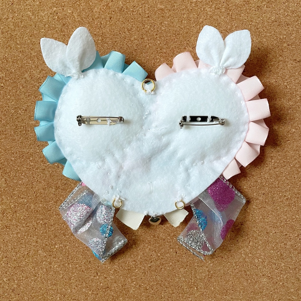 キーホルダーも付けられる ハート型ペア缶バッジロゼット カードケース ゆめかわ