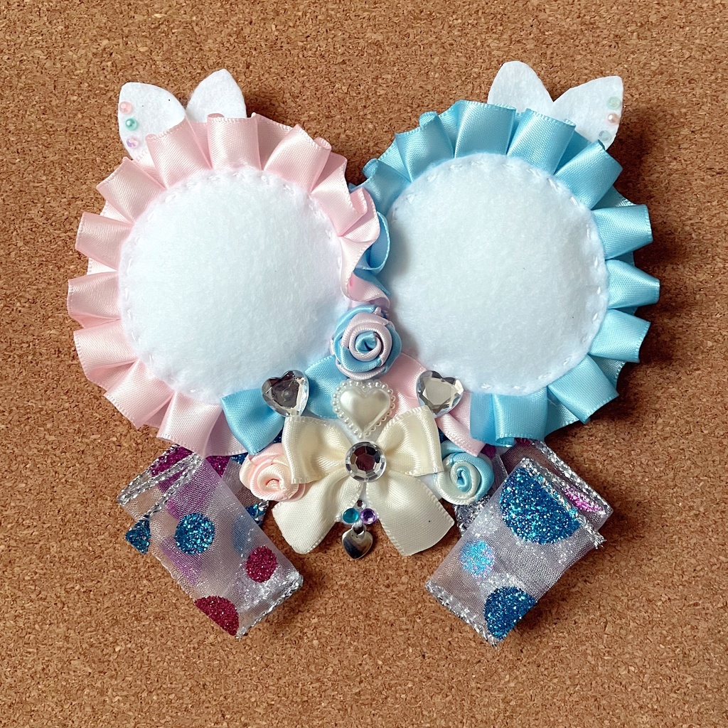 キーホルダーも付けられる ハート型ペア缶バッジロゼット カードケース ゆめかわ