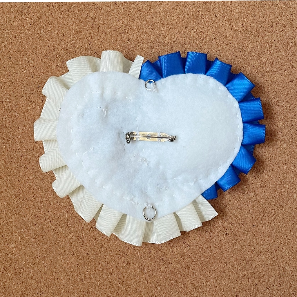 キーホルダー付けられる ハート型缶バッジロゼット カードケース ブルー 薔薇 蝶