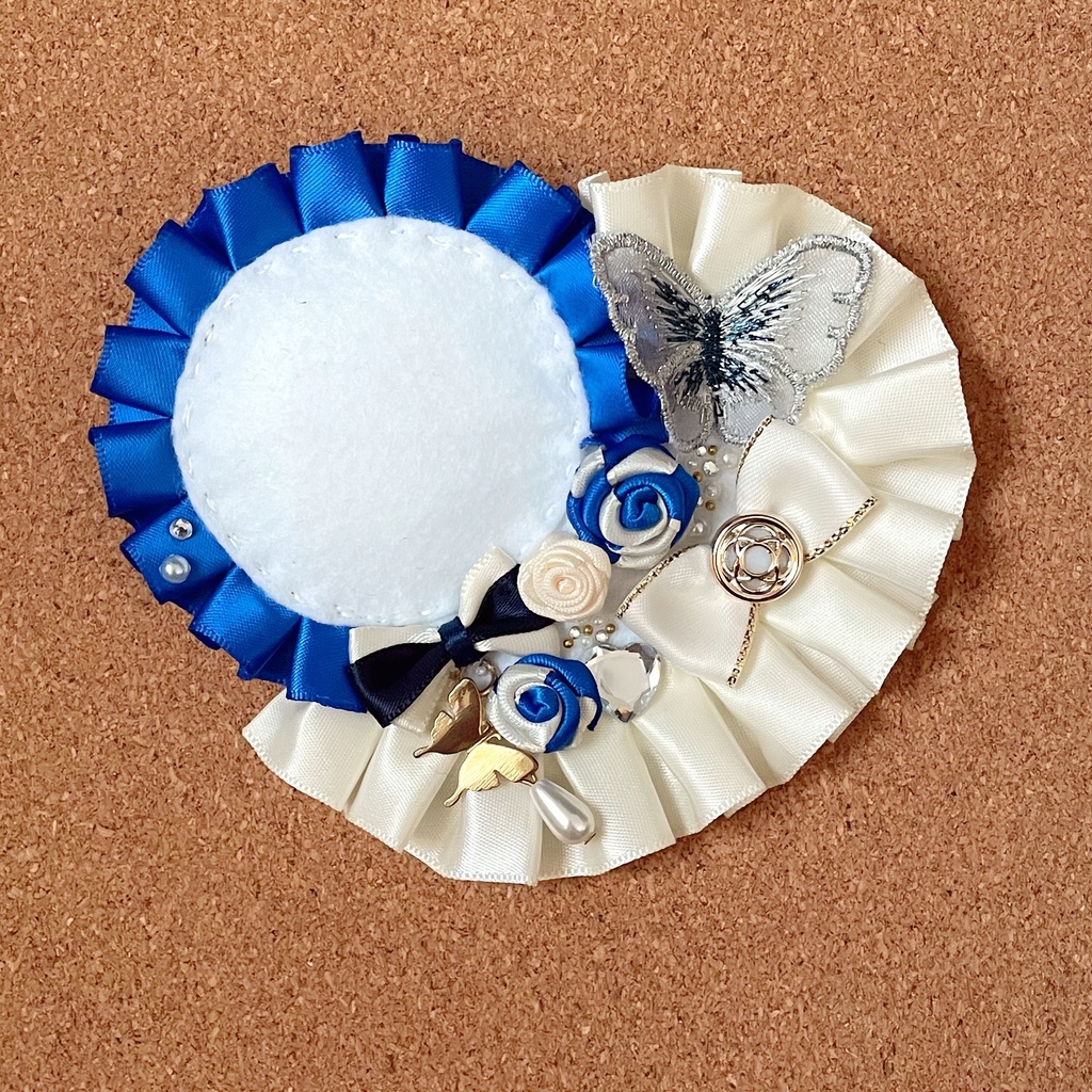 キーホルダー付けられる ハート型缶バッジロゼット カードケース ブルー 薔薇 蝶