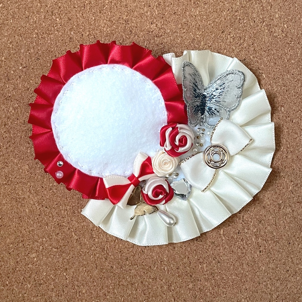 キーホルダー付けられる ハート型缶バッジロゼット カードケース レッド 薔薇 蝶