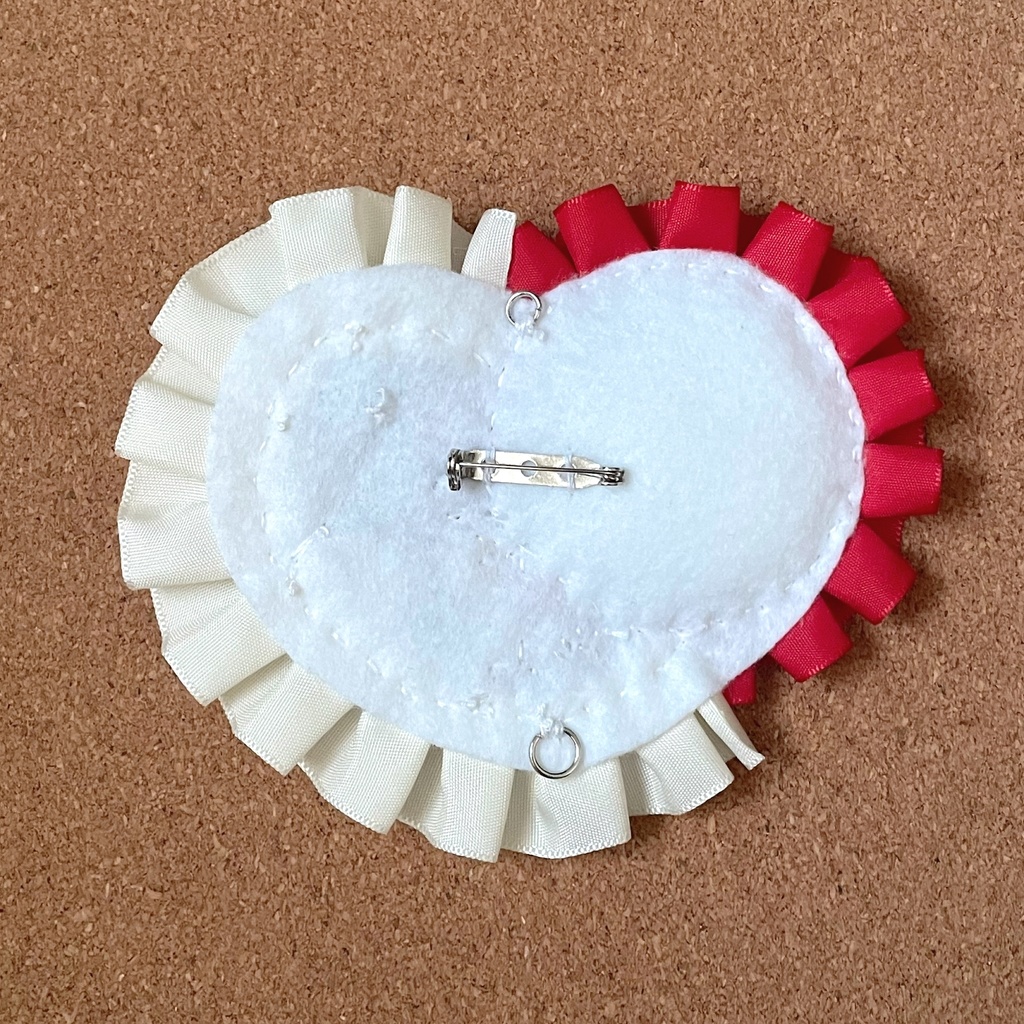 キーホルダー付けられる ハート型缶バッジロゼット カードケース レッド 薔薇 蝶