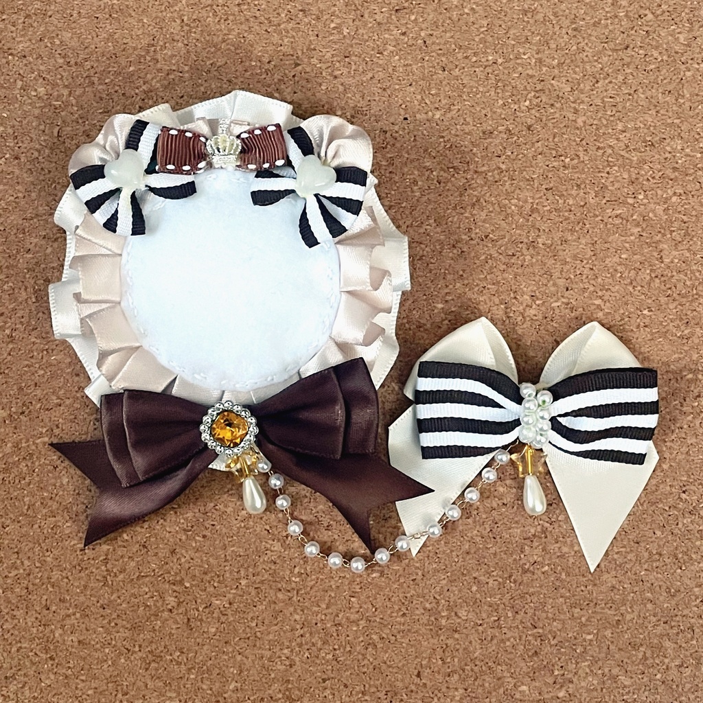 キーホルダーもつけられる クマ耳バッジロゼット 硬質ケース ブラウン 2点セット