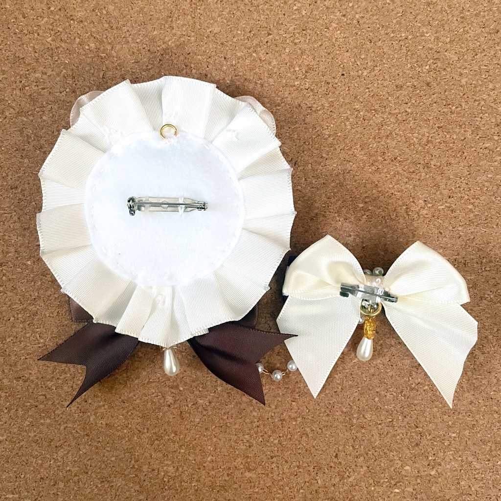 キーホルダーもつけられる クマ耳バッジロゼット 硬質ケース ブラウン 2点セット