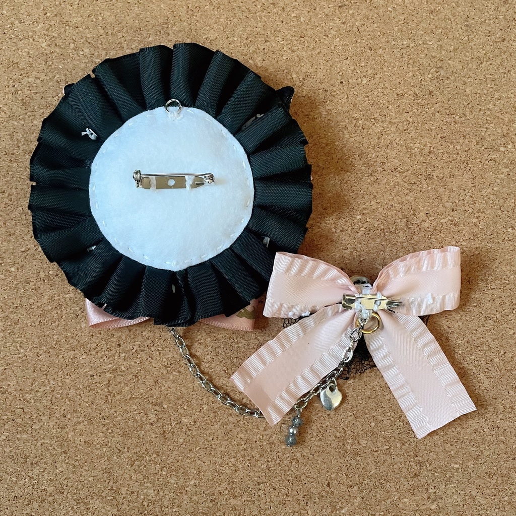 キーホルダーもつけられる ネコ耳バッジロゼット 硬質ケース ピンク 2点セット