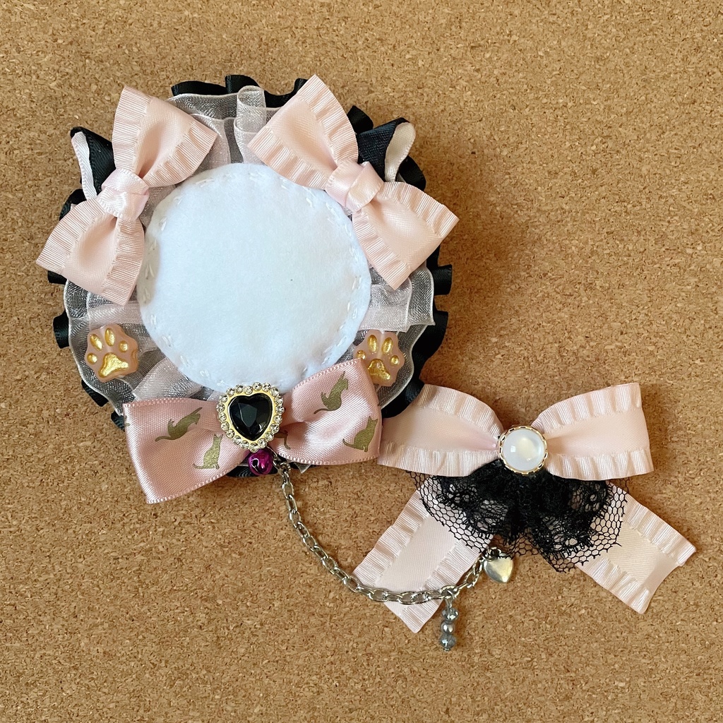 キーホルダーもつけられる ネコ耳バッジロゼット 硬質ケース ピンク 2点セット