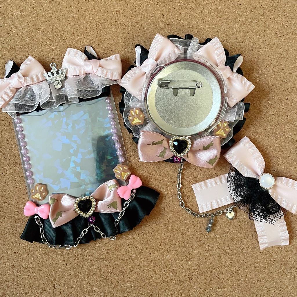 キーホルダーもつけられる ネコ耳バッジロゼット 硬質ケース ピンク 2点セット