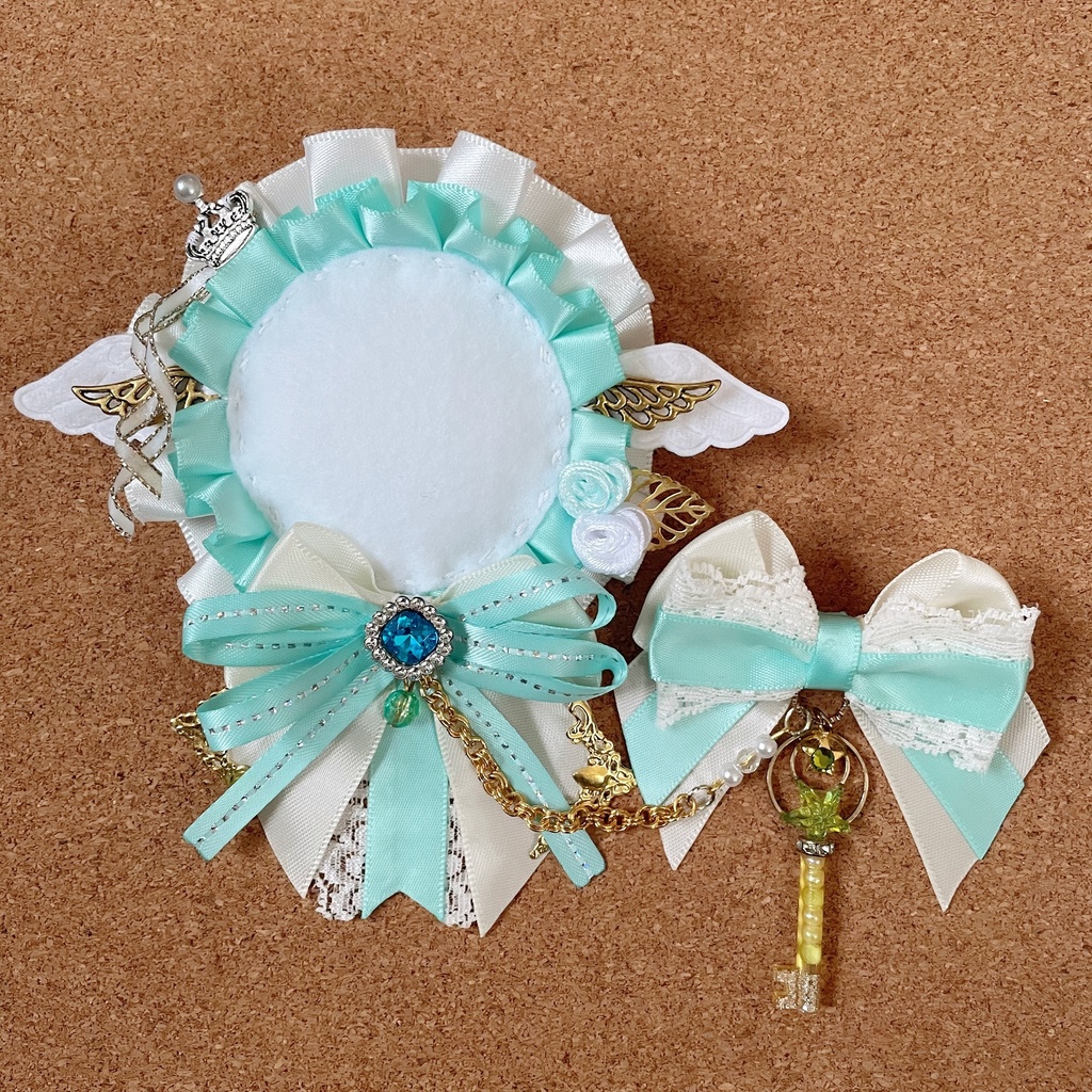 キーホルダーもつけられる 天使の羽根バッジロゼット 硬質ケース ミント セット