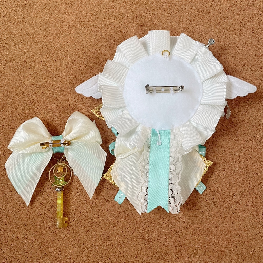 キーホルダーもつけられる 天使の羽根バッジロゼット 硬質ケース ミント セット