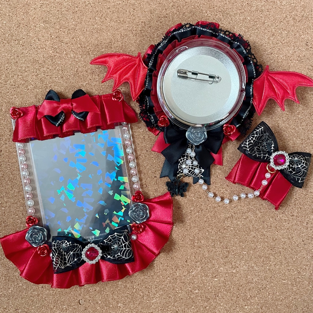 キーホルダーもつけられる 悪魔の羽根バッジロゼット 硬質ケース レッド セット