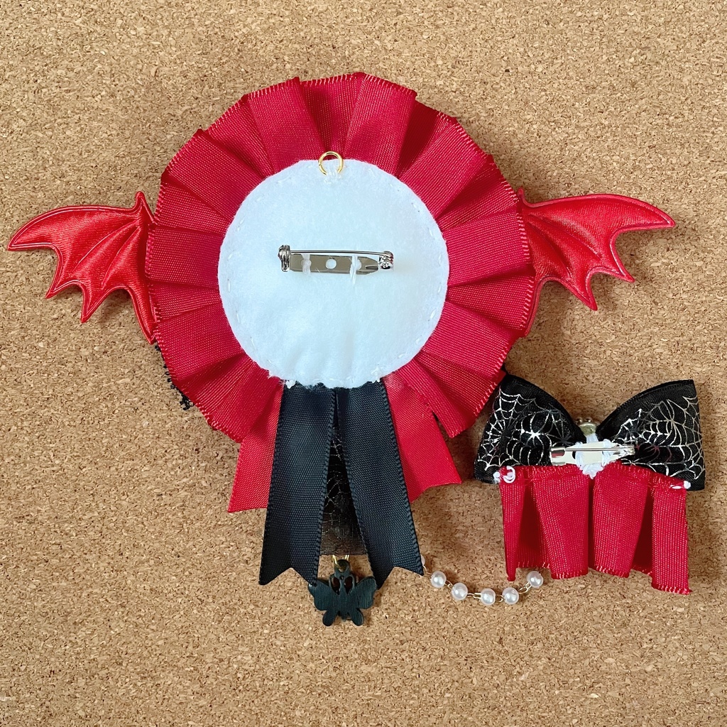 キーホルダーもつけられる 悪魔の羽根バッジロゼット 硬質ケース レッド セット