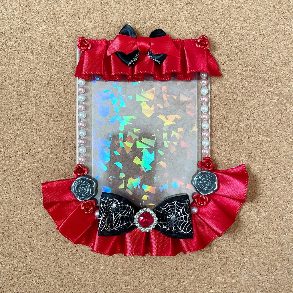 キーホルダーもつけられる 悪魔の羽根バッジロゼット 硬質ケース レッド セット