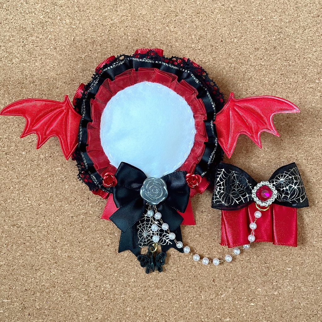 キーホルダーもつけられる 悪魔の羽根バッジロゼット 硬質ケース レッド セット