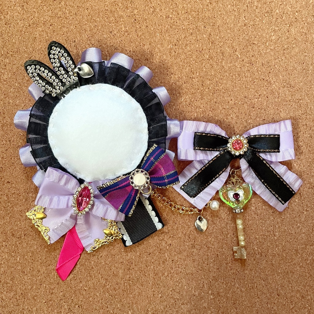 キーホルダーもつけられる うさ耳バッジロゼット 硬質ケース パープル 2点セット