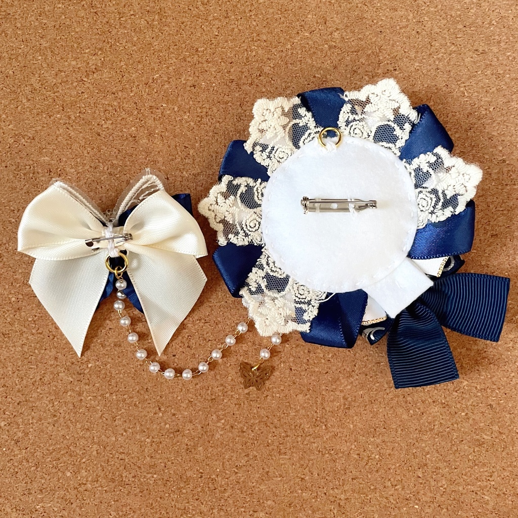 キーホルダーもつけられる バッジロゼット 硬質ケース ネイビー 蝶々 2点セット