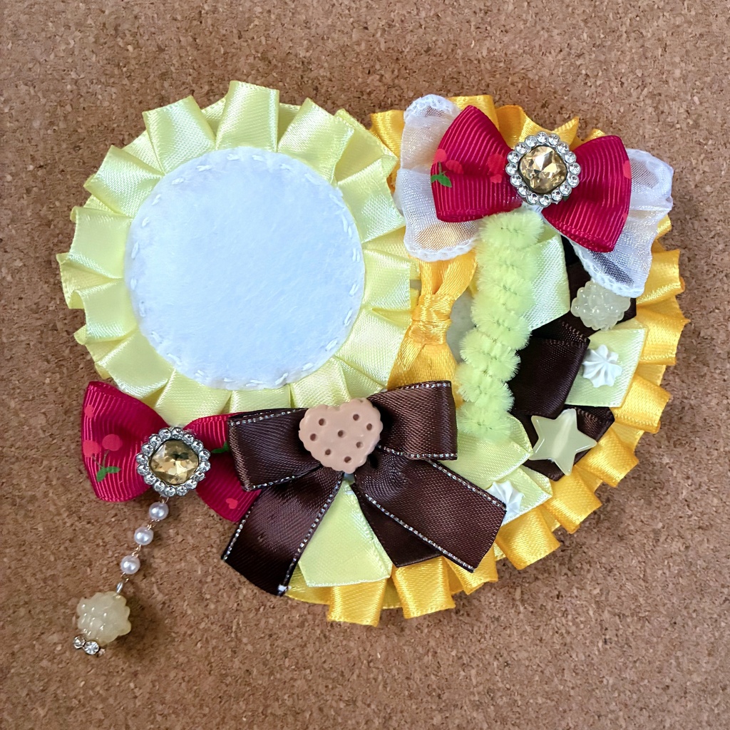 キーホルダーも付けられるハート型 缶バッジロゼット プリンアラモード