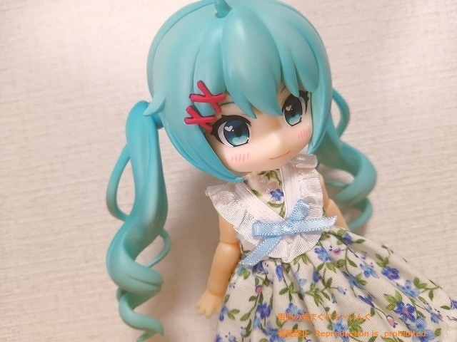 小花柄・ホワイトワンピース