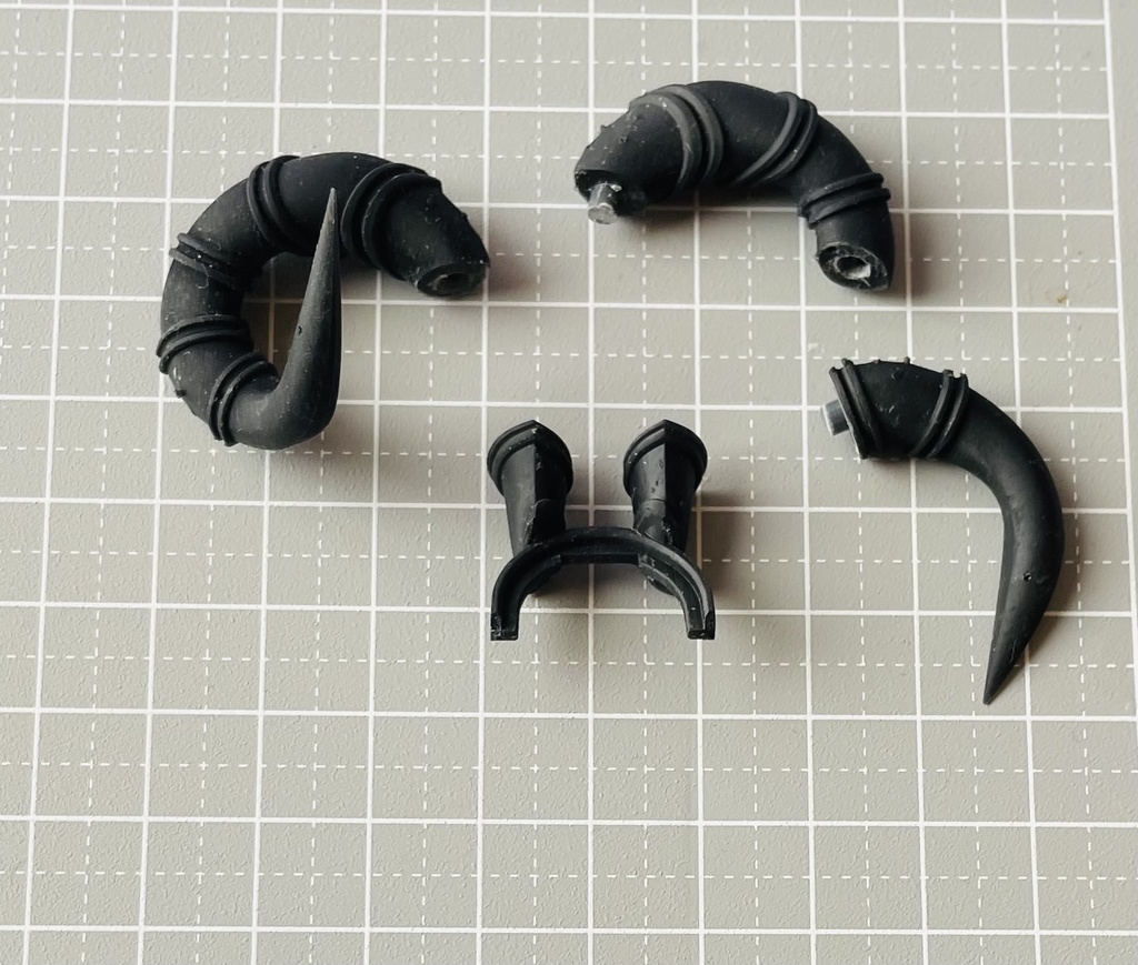 試作巻き角セット 冥獄の黒羊角