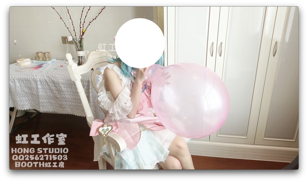 爆発するまで口で小さな風船を吹く