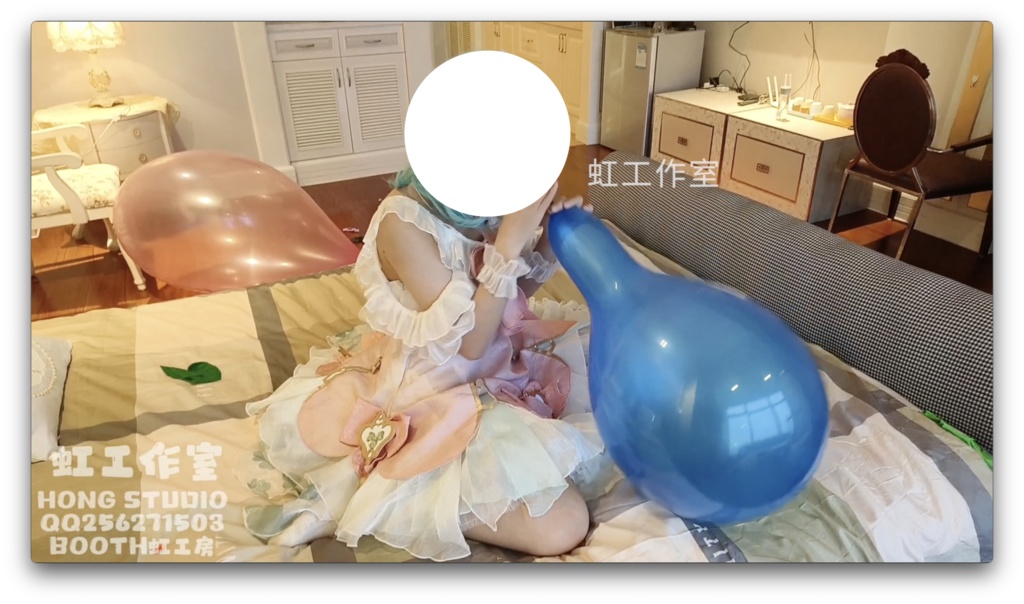 爆発するまで口で小さな風船を吹く