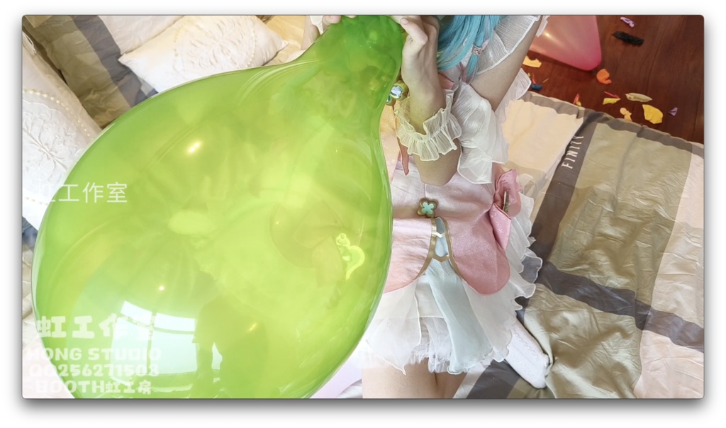 爆発するまで口で小さな風船を吹く