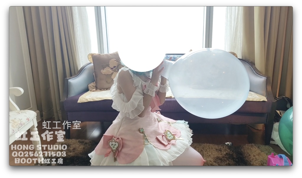 爆発するまで口で小さな風船を吹く