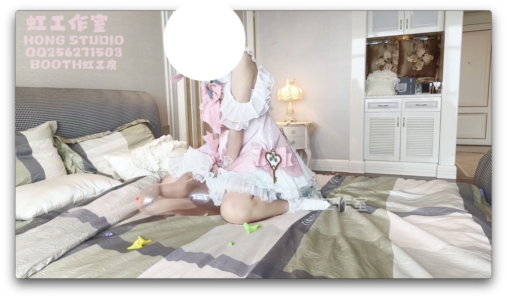 女の子は風船に力を入れて乗る(足を含めて風船を踏む)