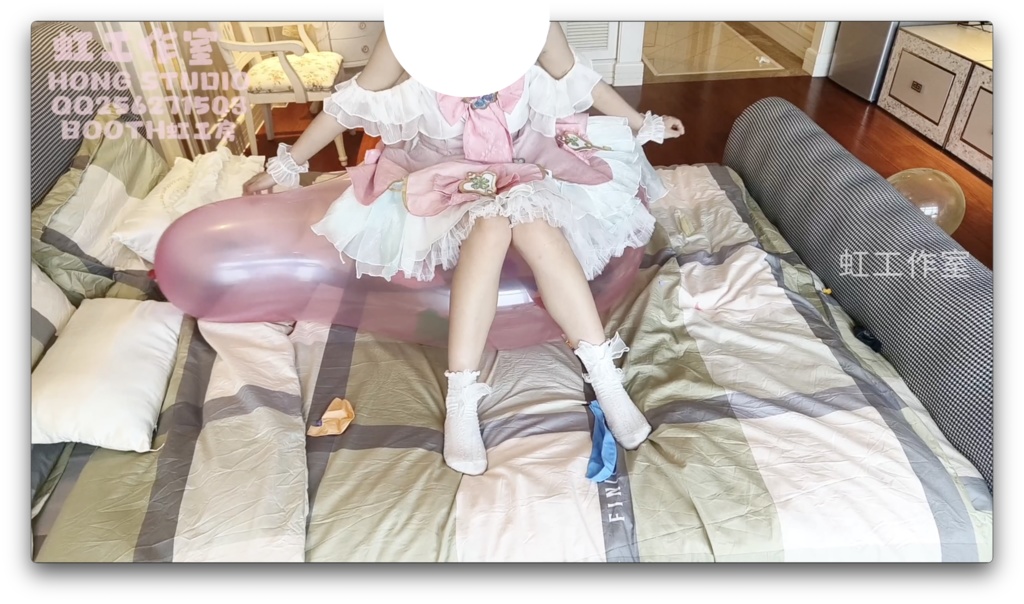 女の子は風船に力を入れて乗る(足を含めて風船を踏む)