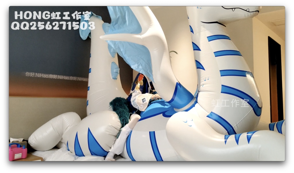 女の子は大きな白龍で遊んでいる