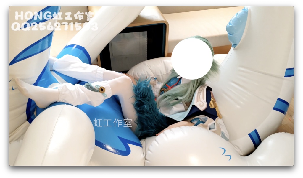 女の子は大きな白龍で遊んでいる