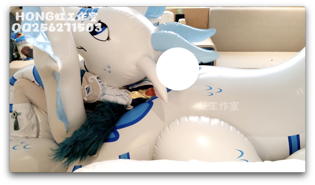 女の子は大きな白龍で遊んでいる